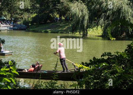 Les visiteurs apprécient la navigation de plaisance sur le lac de Central Park, NYC, USA Banque D'Images