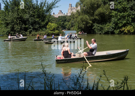 Les visiteurs apprécient la navigation de plaisance sur le lac de Central Park, NYC, USA Banque D'Images