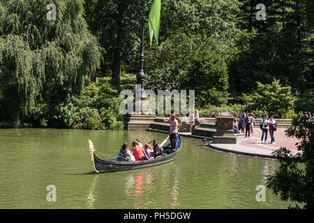 Les visiteurs apprécient la navigation de plaisance sur le lac de Central Park, NYC, USA Banque D'Images