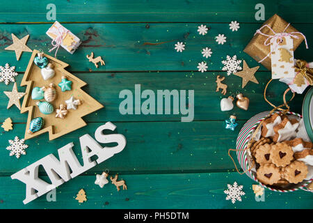 Petit pot de biscuits de Noël et decorrations Banque D'Images