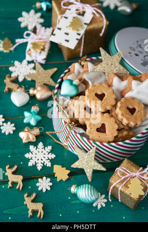 Petit pot de biscuits de Noël et decorrations Banque D'Images