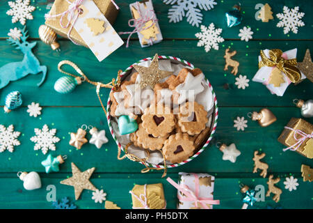 Petit pot de biscuits de Noël et decorrations Banque D'Images