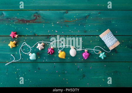 Joyeux Noël à manger fait à partir de boules rouges sur fond de bois Banque D'Images