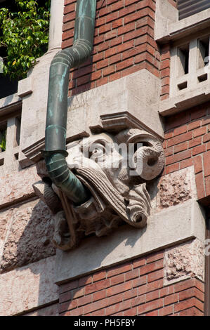 L'Italie, Lombardie, Milan, via la rue Mozart, Casa Berri Meragalli Palace par Giulio Ulisse Arata, détail façade, descente Banque D'Images