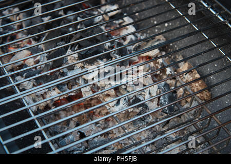 Grand noir baril grill dans le jardin. Banque D'Images