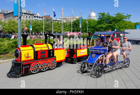 Un jouet pour enfants train à vapeur et les touristes asiatiques racing près du Vieux Port de Montréal, QC, Canada Banque D'Images