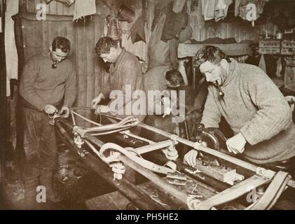 'Préparer les traîneaux pour le Polar Journey (Crean, Forde, Lashly, C. P. Evans)', c1911, (1913). Artiste : Herbert Ponting. Banque D'Images