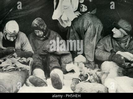 "Membres de la partie polaire d'entrer dans leur Sleeping-Bags', c1911, (1913). Artiste : Herbert Ponting. Banque D'Images