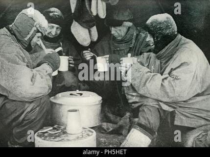 "Membres de la partie polaire ayant un repas au camp', c1911, (1913). Artiste : Inconnu. Banque D'Images