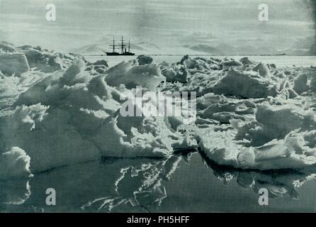 "La 'Terra Nova' à McMurdo Sound', c1910-1913, (1913). Artiste : Herbert Ponting. Banque D'Images