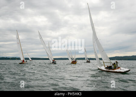 Assister à une course de voiliers sur le Lac de Starnberg, Haute-Bavière Banque D'Images