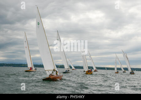 Assister à une course de voiliers sur le Lac de Starnberg, Haute-Bavière Banque D'Images