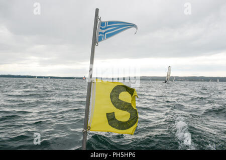 Drapeaux de sécurité d'un bateau sur le Lac de Starnberg Banque D'Images