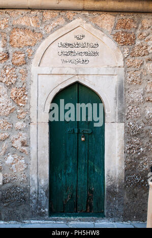 La Bosnie, l'Europe : il porte du cimetière dans la cour de la mosquée Koski Mehmed Pacha, la deuxième plus grande mosquée dans Mostar Banque D'Images