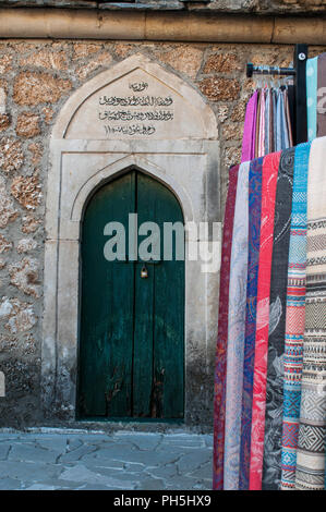 La Bosnie-Herzégovine, en Europe : le bazar et de boutiques de souvenirs dans la cour de la mosquée Koski Mehmed Pacha, la deuxième plus grande mosquée dans Mostar Banque D'Images