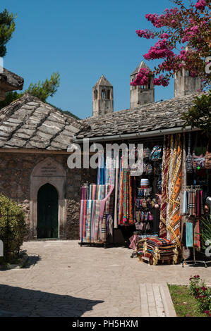 La Bosnie-Herzégovine, en Europe : le bazar et de boutiques de souvenirs dans la cour de la mosquée Koski Mehmed Pacha, la deuxième plus grande mosquée dans Mostar Banque D'Images