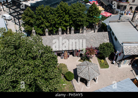 La Bosnie-Herzégovine, en Europe : le bazar et de boutiques de souvenirs dans la cour de la mosquée Koski Mehmed Pacha, la deuxième plus grande mosquée dans Mostar Banque D'Images