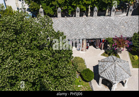 La Bosnie-Herzégovine, en Europe : le bazar et de boutiques de souvenirs dans la cour de la mosquée Koski Mehmed Pacha, la deuxième plus grande mosquée dans Mostar Banque D'Images