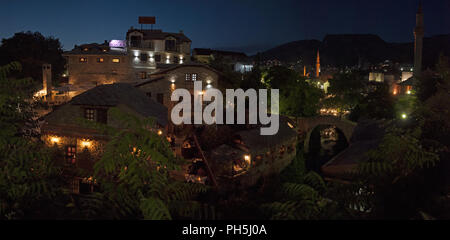 Mostar : night skyline et Kriva Cuprija (pont en pente), la plus ancienne arche unique pont en pierre construit en 1558 en tant que test avant le Stari Most construction Banque D'Images