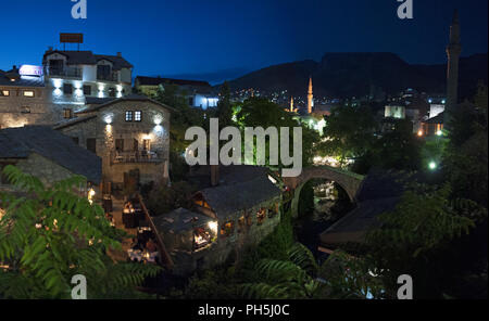 Mostar : night skyline et Kriva Cuprija (pont en pente), la plus ancienne arche unique pont en pierre construit en 1558 en tant que test avant le Stari Most construction Banque D'Images