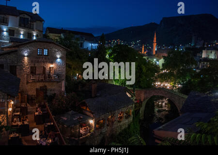 Mostar : night skyline et Kriva Cuprija (pont en pente), la plus ancienne arche unique pont en pierre construit en 1558 en tant que test avant le Stari Most construction Banque D'Images