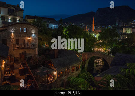 Mostar : night skyline et Kriva Cuprija (pont en pente), la plus ancienne arche unique pont en pierre construit en 1558 en tant que test avant le Stari Most construction Banque D'Images