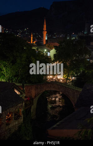 Mostar : night skyline et Kriva Cuprija (pont en pente), la plus ancienne arche unique pont en pierre construit en 1558 en tant que test avant le Stari Most construction Banque D'Images