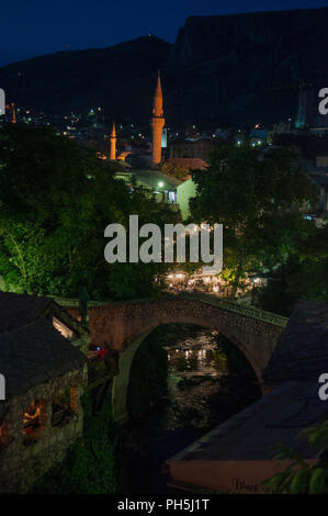 Mostar : night skyline et Kriva Cuprija (pont en pente), la plus ancienne arche unique pont en pierre construit en 1558 en tant que test avant le Stari Most construction Banque D'Images