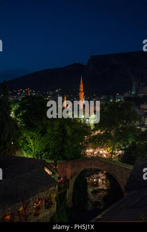 Mostar : night skyline et Kriva Cuprija (pont en pente), la plus ancienne arche unique pont en pierre construit en 1558 en tant que test avant le Stari Most construction Banque D'Images