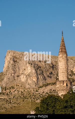 Bosnie : les toits typiques de Mostar, la ville nommée d'après le pont keepers (mostari) qui gardaient le Stari Most, avec l'un de ses nombreux minarets Banque D'Images