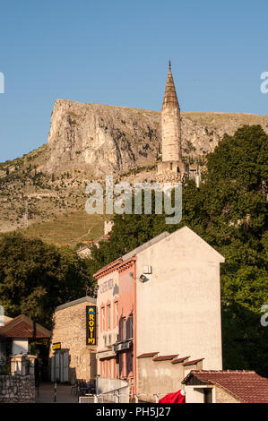 Bosnie : les toits typiques de Mostar, la ville nommée d'après le pont keepers (mostari) qui gardaient le Stari Most, avec l'un de ses nombreux minarets Banque D'Images