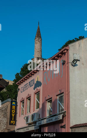 Bosnie : les toits typiques de Mostar, la ville nommée d'après le pont keepers (mostari) qui gardaient le Stari Most, avec l'un de ses nombreux minarets Banque D'Images