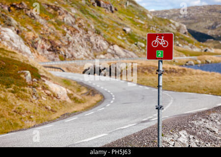 Signe de route sur une randonnée à vélo 2 Le canal à vélo dans le sud de la Norvège Banque D'Images