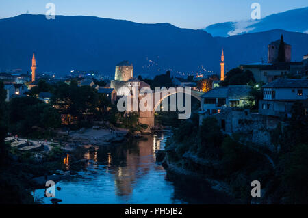 Mostar, Bosnie : l'horizon de nuit le Stari Most (Vieux Pont), 16e siècle pont ottoman, symbole de la ville de Mostar, détruit en 1993 Banque D'Images