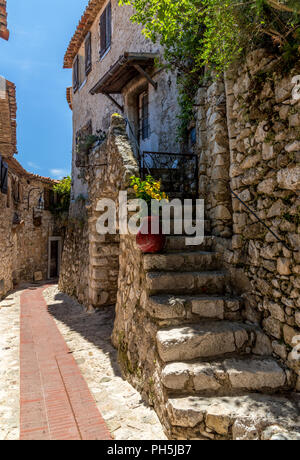 Ruelles pavées et de vieux bâtiments en pierre dans le village d'Eze sur la Côte d'Azur dans le sud de la France Banque D'Images
