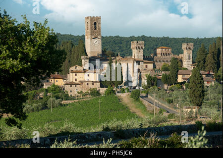 Une vue de l'abbaye historique de San Michele Arcangelo Passignano, situé dans la zone naturelle protégée du même nom Banque D'Images