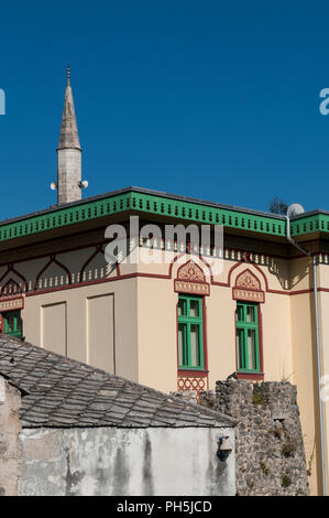 Bosnie : l'horizon de Mostar, avec un palais exemple d'architecture Austro-Hongroise construite pendant la période de règle austro-hongrois (1878-1918) Banque D'Images