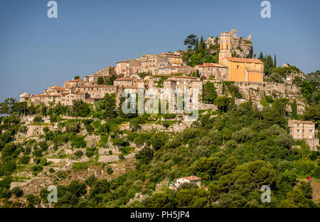 Vue sur village perché d'Eze sur la Côte d'Azur Banque D'Images