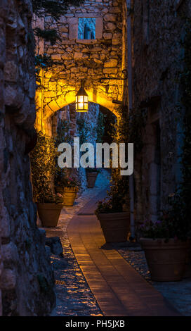 Ruelles pavées et de vieux bâtiments en pierre dans le village d'Eze sur la Côte d'Azur dans le sud de la France Banque D'Images