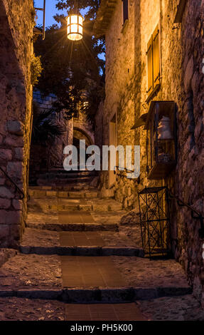 Ruelles pavées et de vieux bâtiments en pierre dans le village d'Eze sur la Côte d'Azur dans le sud de la France Banque D'Images