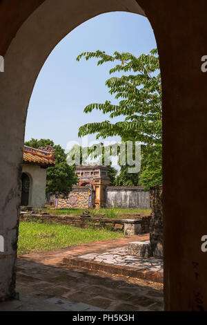 Cour intérieure et la porte de Thiện Khánh Môn, Cung Diên Thọ, ville impériale, Hue, Viet Nam Banque D'Images