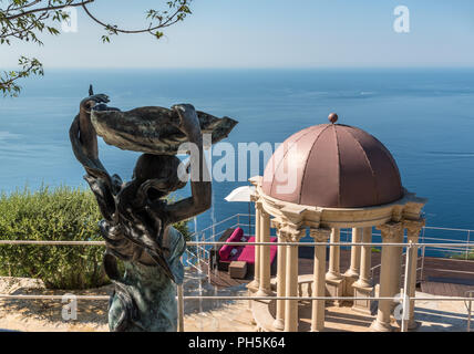 Vue du château de la Chèvre d'Or sur la Méditerranée Banque D'Images