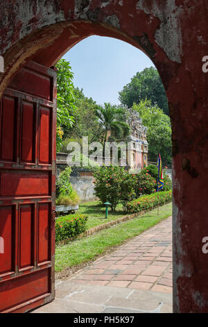 Porte d'entrée à Tien Hung Mieu Temple, ville impériale, Hue, Viet Nam Banque D'Images