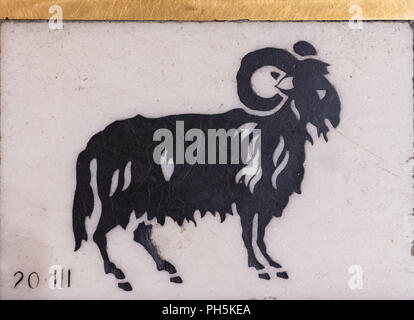 Horoscope Capricorne, signe antique en marbre noir et blanc, sur le plancher de la cathédrale de Milan Banque D'Images