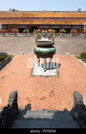 Cour entre Hiển Lâm Thế Miếu Các et temples, avec une urne dynastique Nguyễn en premier plan, la Ville Impériale, Hue, Viet Nam Banque D'Images