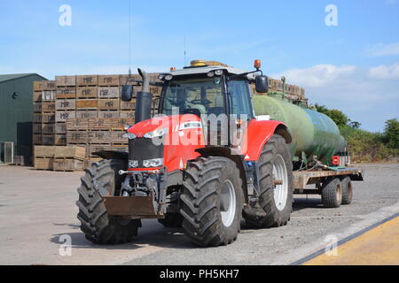 Tracteur Massey Ferguson 7624 Banque D'Images