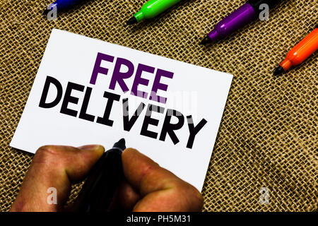 L'écriture note indiquant la livraison gratuite. Photo d'affaires mettant en emballage Cargo Centre de distribution de courrier homme fragile hand holding blanc marqueur Banque D'Images
