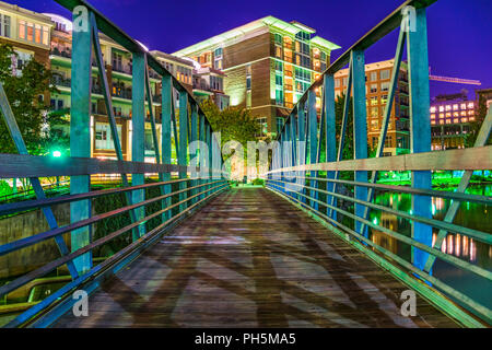 Pont sur la rivière de roseaux dans le centre-ville de Greenville en Caroline du Sud SC. Banque D'Images