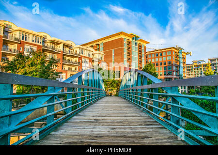 River Place Bridge et the Reedy River dans le centre-ville de Greenville en Caroline du Sud SC. Banque D'Images