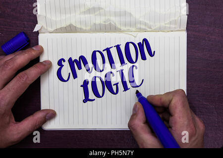 Écrit remarque montrant l'émotion de la logique. Photo d'affaires mettant en Cœur ou du cerveau ou l'intelligence de l'âme de la confusion l'équilibre Man holding marker notebook Banque D'Images